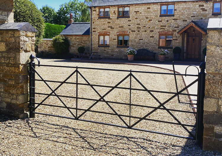 5 bar bowtop estate gate with hunting latch