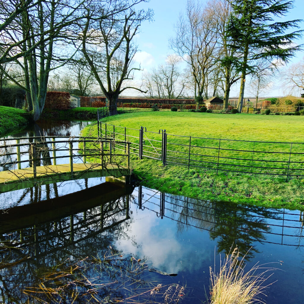 Curved estate fencing