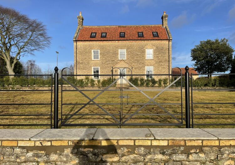 pair of bowtop gates